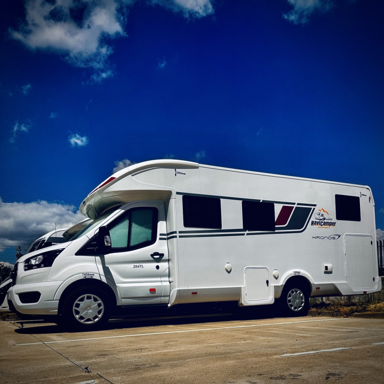 Imagine Autorulota de inchiriat FAMILY Ravicamper Roller Team Kronos 284 TL