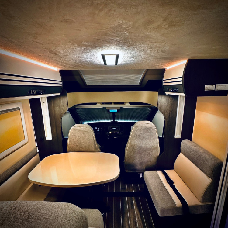 Imagine Autorulota de inchiriat FAMILY Ravicamper Roller Team Kronos 284 TL