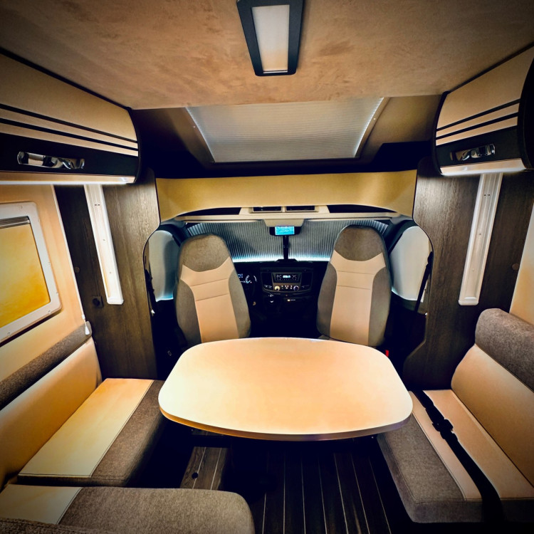 Imagine Autorulota de inchiriat FAMILY Ravicamper Roller Team Kronos 284 TL