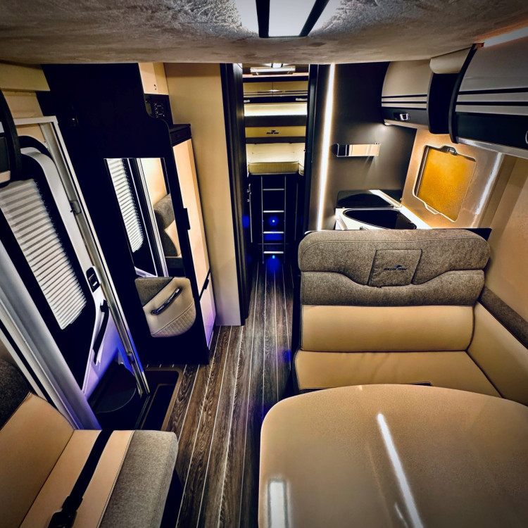 Imagine Autorulota de inchiriat FAMILY Ravicamper Roller Team Kronos 284 TL