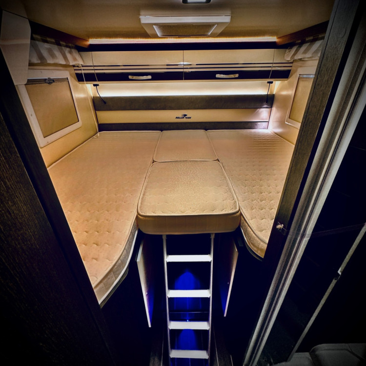 Imagine Autorulota de inchiriat FAMILY Ravicamper Roller Team Kronos 284 TL