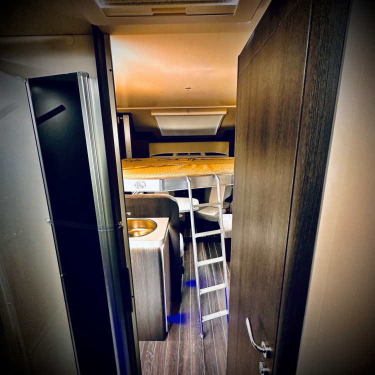 Imagine Autorulota de inchiriat FAMILY Ravicamper Roller Team Kronos 284 TL