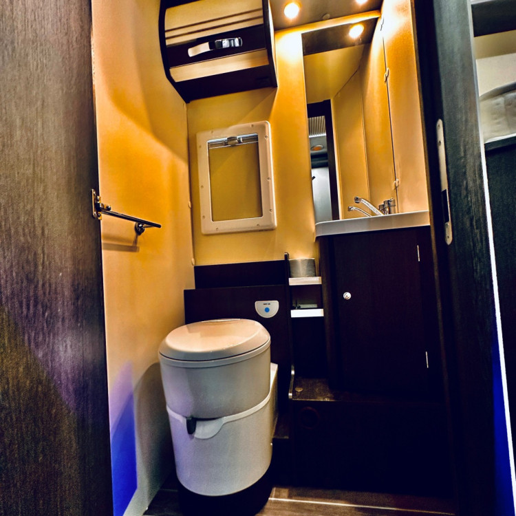 Imagine Autorulota de inchiriat FAMILY Ravicamper Roller Team Kronos 284 TL