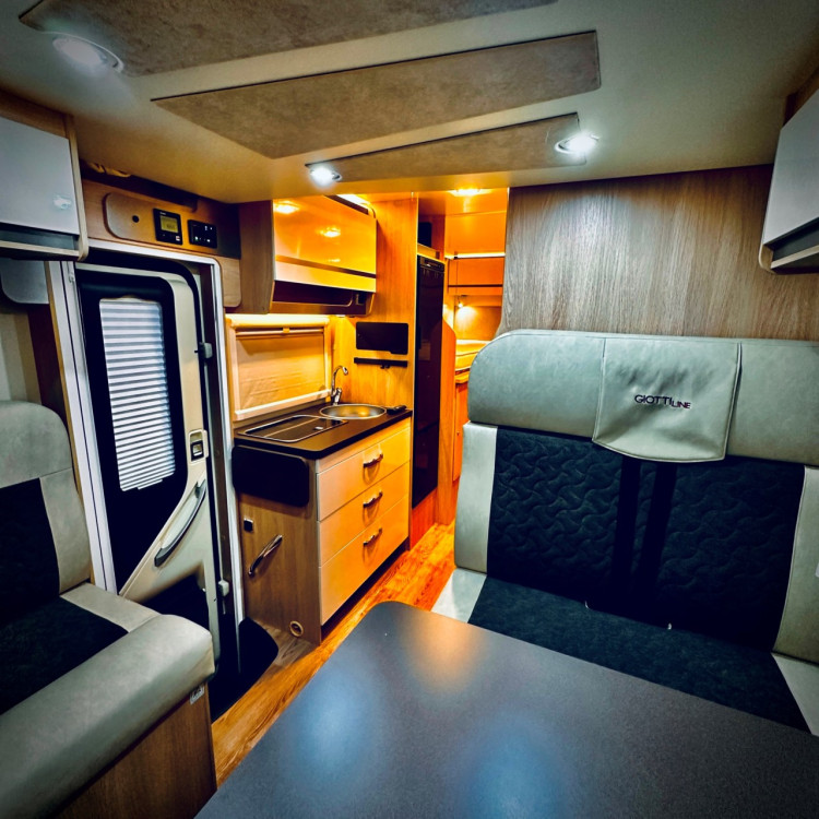 Imagine Autorulota de inchiriat FAMILY Plus Ravicamper Giottiline Siena 385