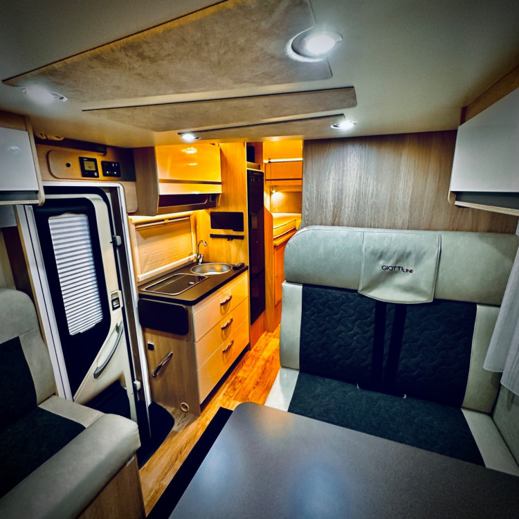 Imagine Autorulota de inchiriat FAMILY Plus Ravicamper Giottiline Siena 385