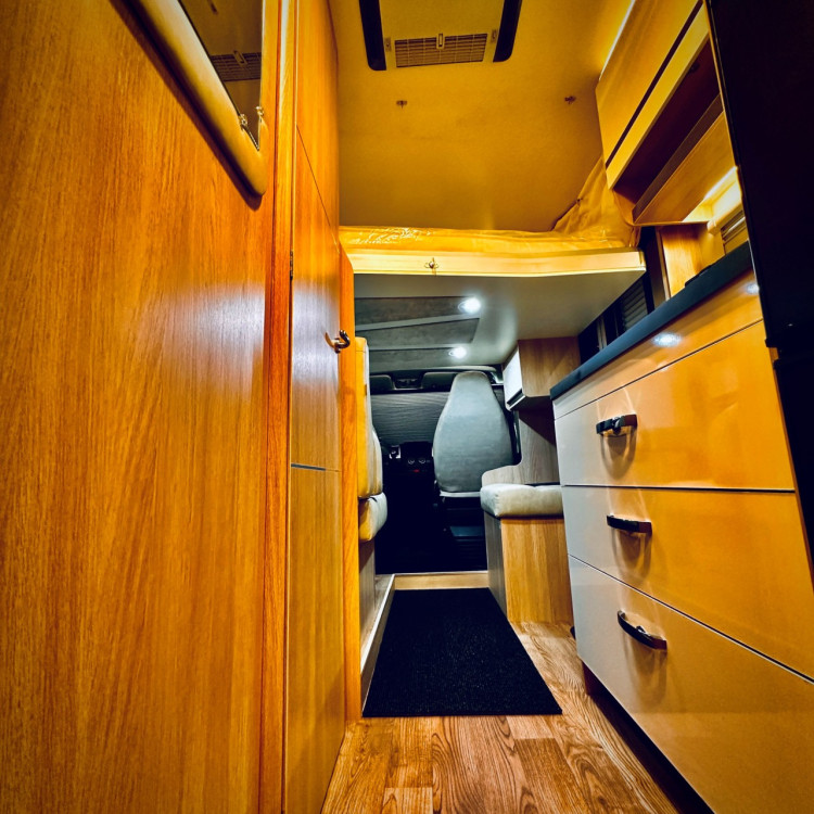 Imagine Autorulota de inchiriat FAMILY Plus Ravicamper Giottiline Siena 385