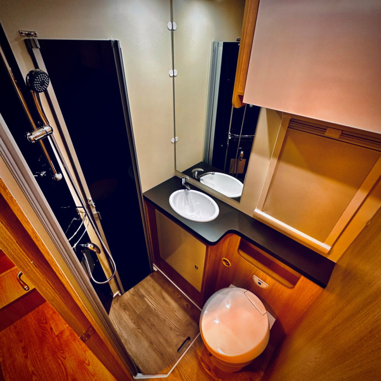 Imagine Autorulota de inchiriat FAMILY Plus Ravicamper Giottiline Siena 385