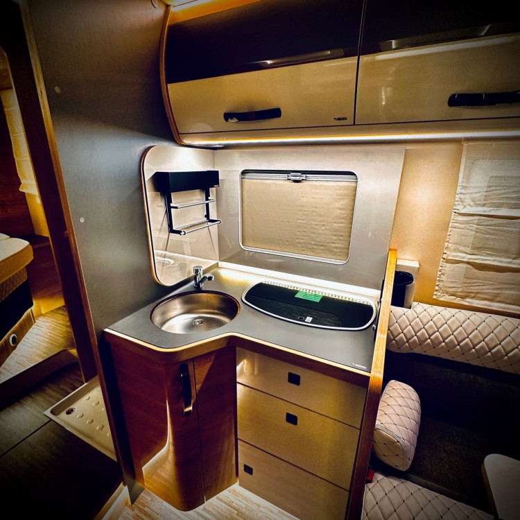 Imagine Autorulota de inchiriat LUXURY Ravicamper Mobilvetta KEA I71