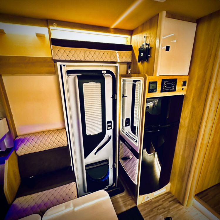 Imagine Autorulota de inchiriat LUXURY Ravicamper Mobilvetta KEA I71