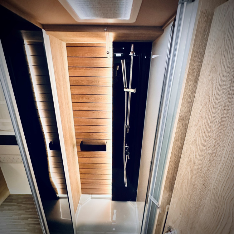 Imagine Autorulota de inchiriat LUXURY Ravicamper Mobilvetta KEA I71