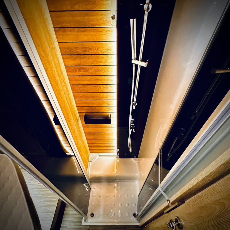 Imagine Autorulota de inchiriat LUXURY Ravicamper Mobilvetta KEA I71